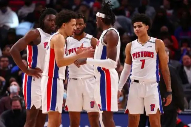 ＂持球打不了罗凯文……说实话，无论是在北京还是国家队，球迷都希望你能把持球好好练出来。不说巅峰丁彦雨航吧，至少得赶上现在的张镇麟吧？个人感觉现在小曾的持球还不如张镇麟