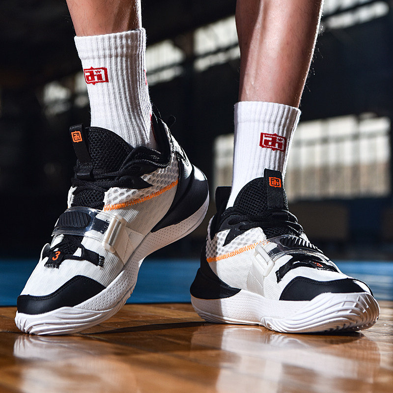 我看28年NBA一直到现在，我可以告诉你，马克杰克逊只让库里第一个赛季打3场替补，然后就一直是主力，第三年受伤了，首发只打20多场，短暂复出之后有3场打第六人，为了保护库里