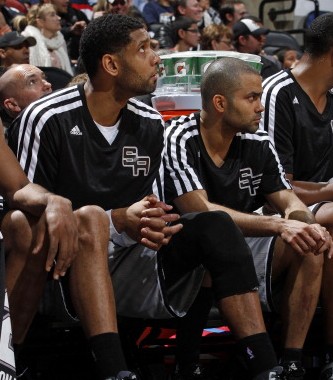 大哥你在干嘛？米兰德比补时阶段，巴斯托尼掏裆奇克