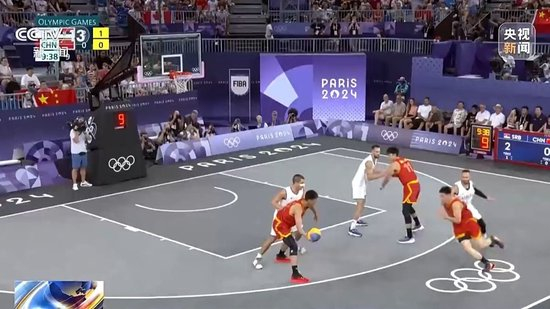 2020 赛季：道奇队在 Arlington 隔离赛区捧起奖杯，球员与家人隔空庆祝